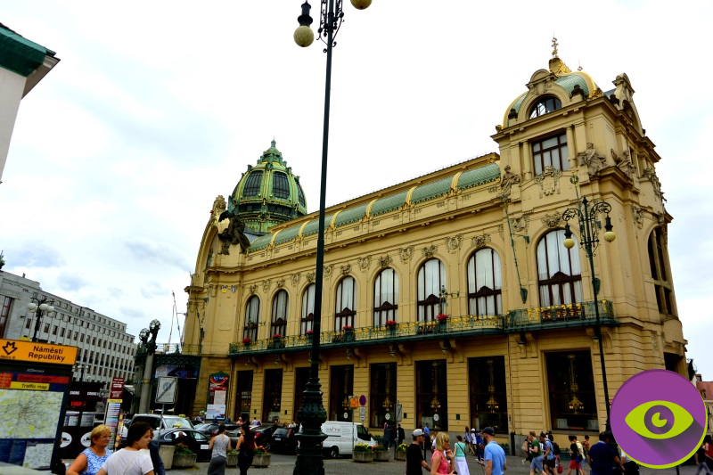 человек с собакой в центре Праги